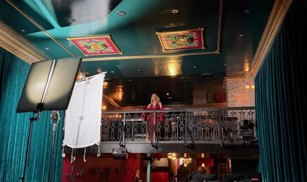 Lighting a balcony scene on set